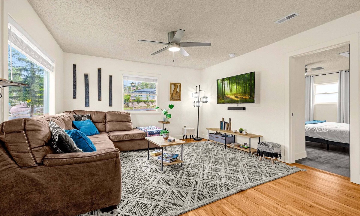 West Colorado Springs House | The Autumn House | Hot Tub&Fire Pit | Fenced Yard