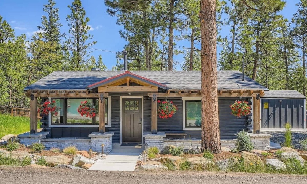 Indian Hills House | The Bear's Den | Hot Tub Retreat | Family Home