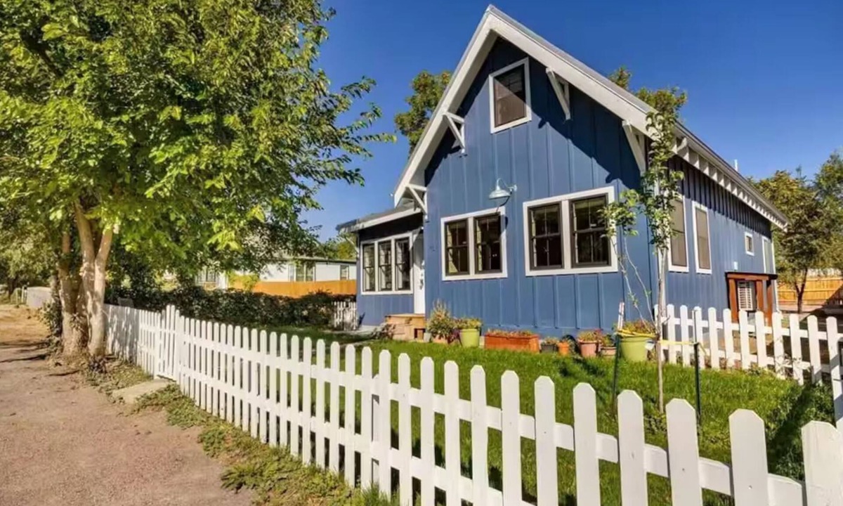 Canon City House | The Blue House on Barr -Charming Cottage Retreat in the Heart of Canon City