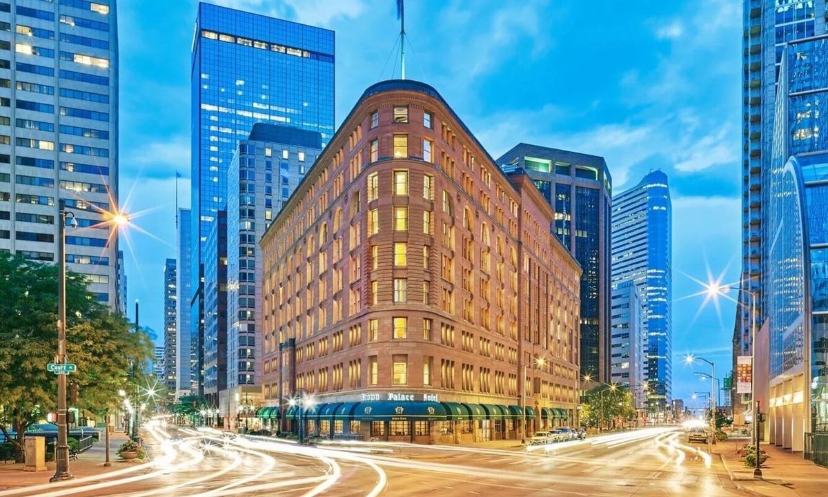 Uptown Hotel | The Brown Palace | Signature King | Luxury Service, Spa & Salon