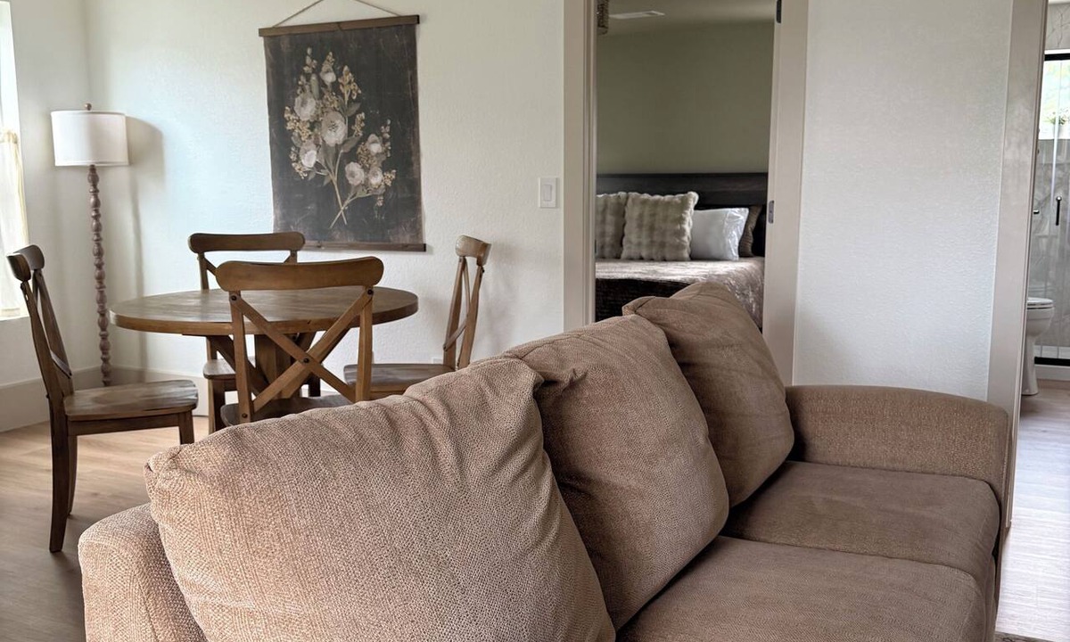 Castle Rock Cottage | The Cantril Cottage - Walk to Coffee, Creek, Shops & Downtown