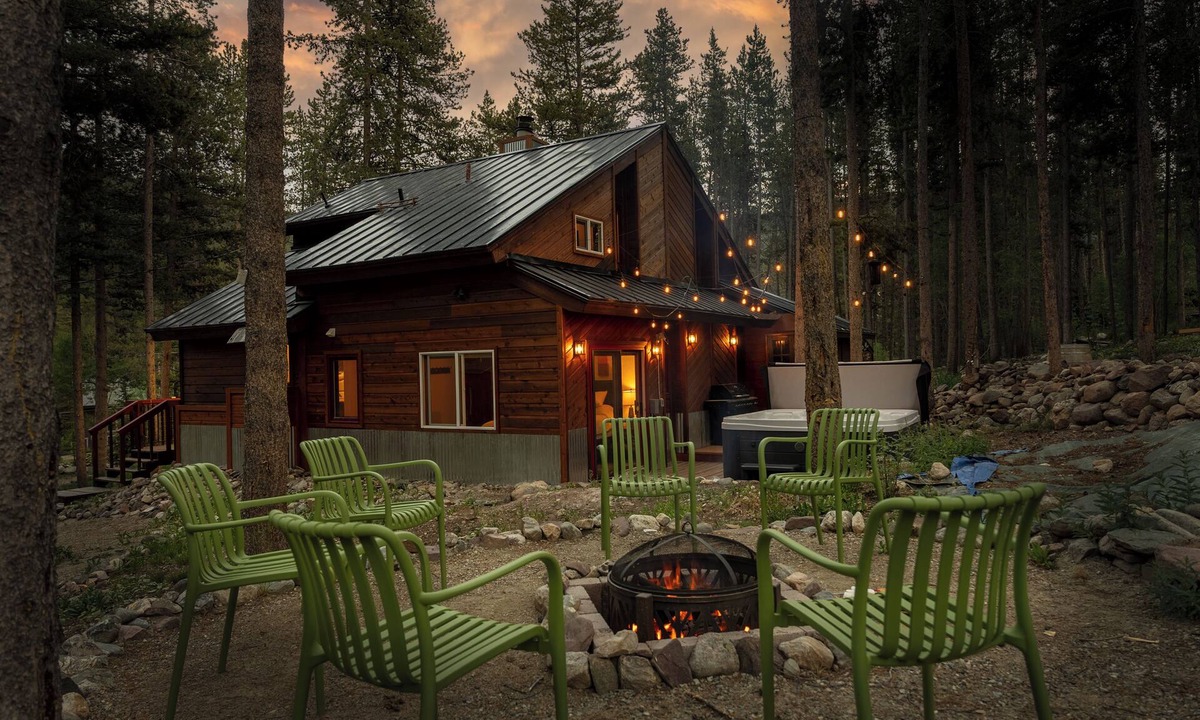 Blue River Cabin | The Hideaway: Cozy 4-bedroom cabin with hot tub minutes to Breck