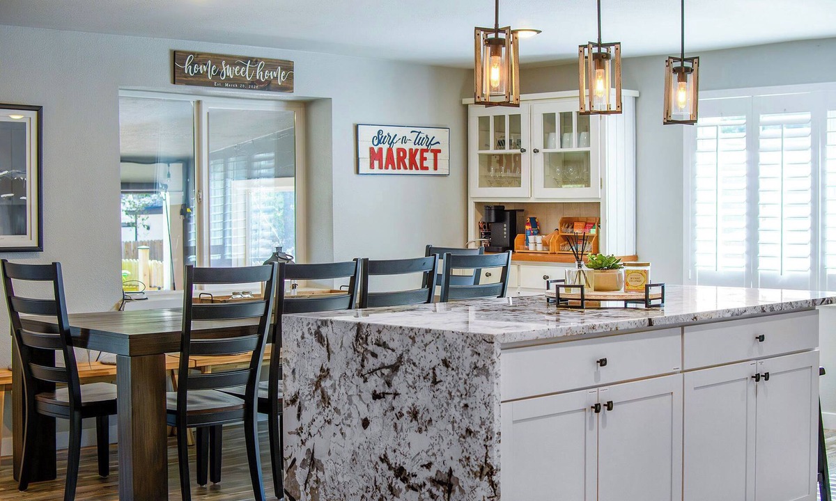 Edgewater House | The Mile High Haven: An Entertainers Dream Home with Hot Tub + Perfect Location
