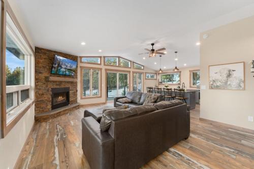 Pine House | The Pine Getaway on 60 Acres with Hot Tub