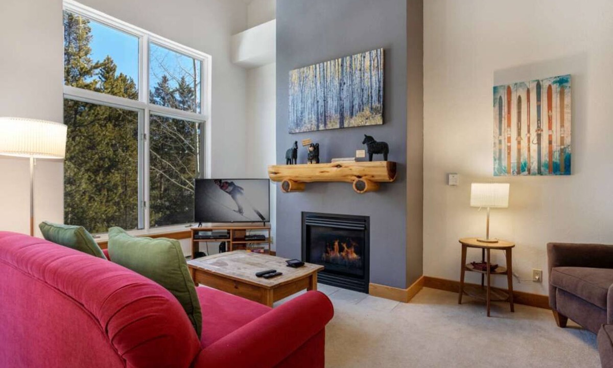 Lakeside Village House | The Pink Panther | Minutes from Lifts Hot Tub!