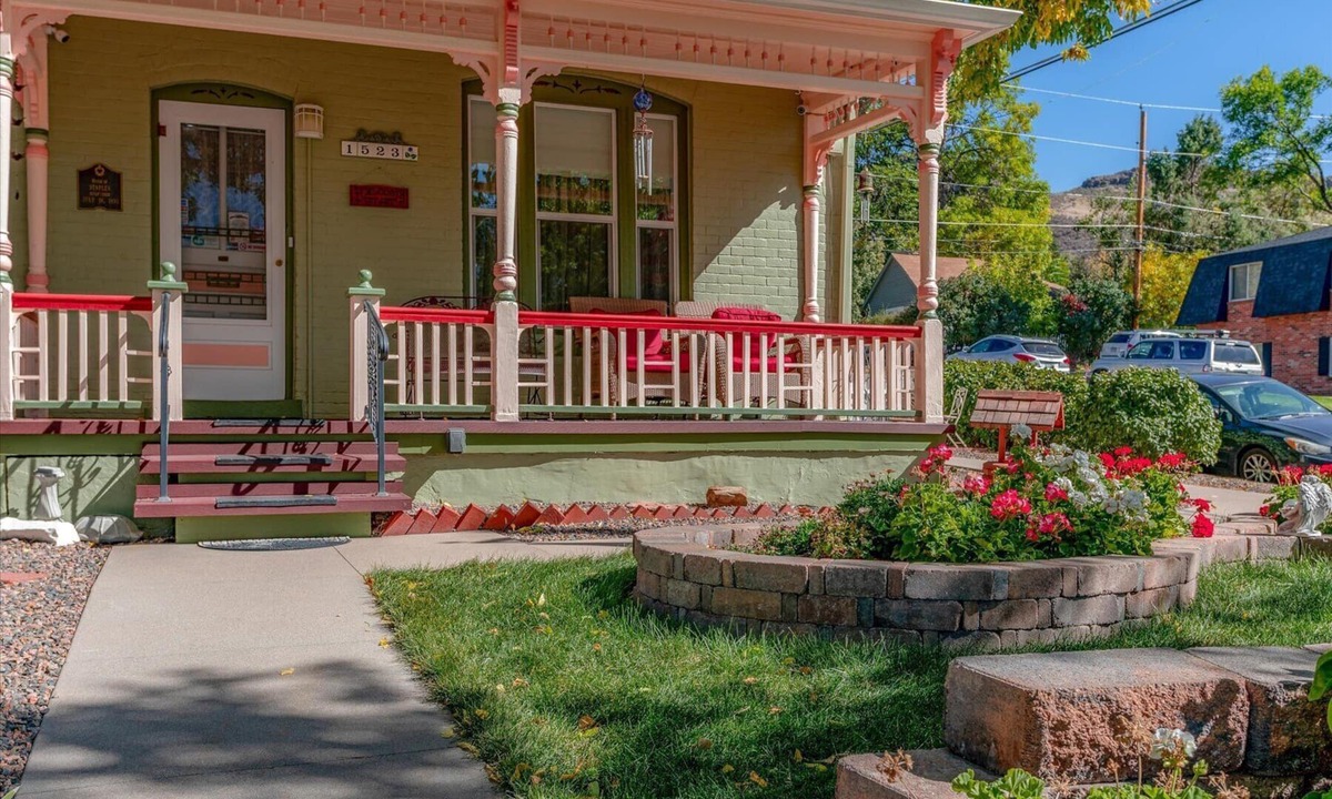 Golden Bed & Breakfast | The Silk Pincushion - Easy access to downhill skiing