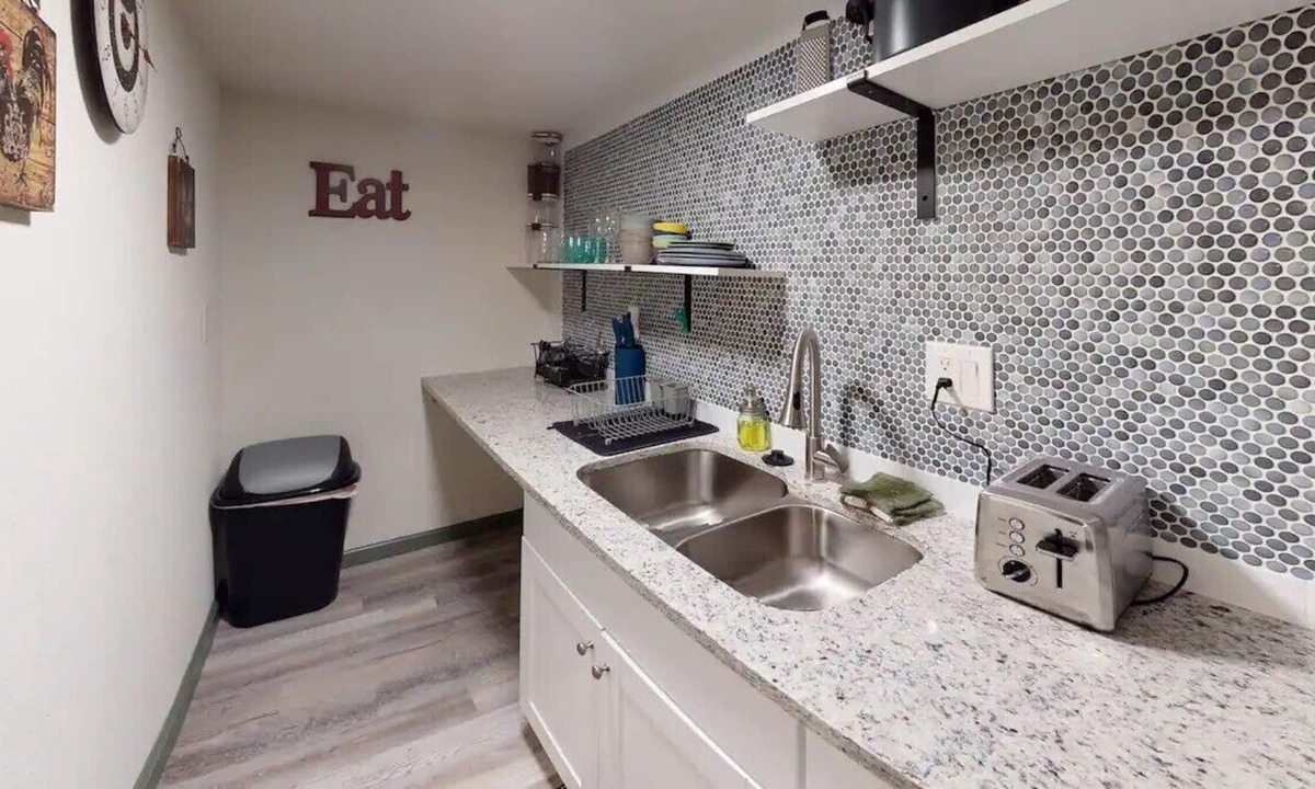 Lakewood House | This guest house is a 1 bedroom(s), 1 bathrooms, located in Lakewood, CO.