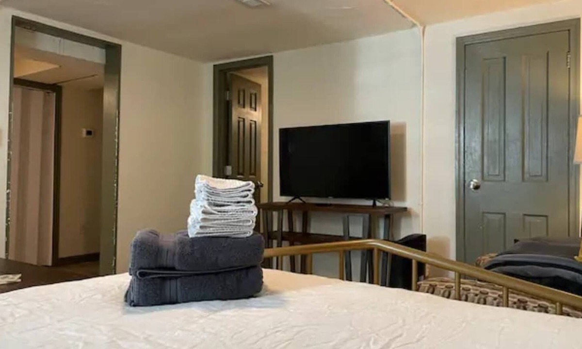 Villa Park Apartment | This guest suite is a 1 bedroom(s), 1 bathrooms, located in Lakewood, CO.