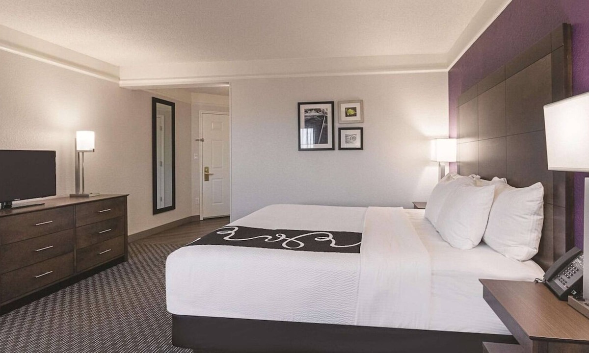 Grand Junction Hotel | Three 1BR Ste with 1 King Bed & Pool VW, No-SMK at La Quinta Inn by Wyndham