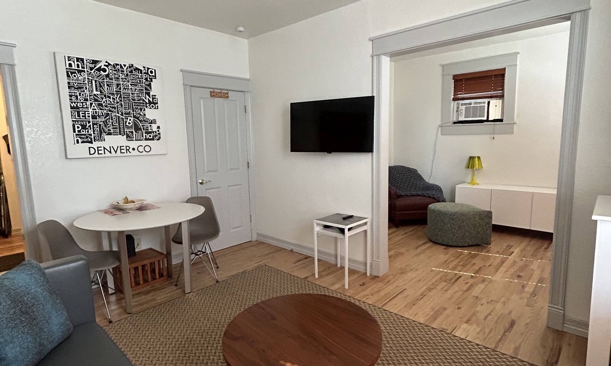 Uptown Apartment | Top floor Uptown apartment! Pet friendly in a lively neighborhood