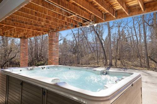 Lakewood House | Ultimate Treehouse Mansion with Swim Spa Sleeps 31