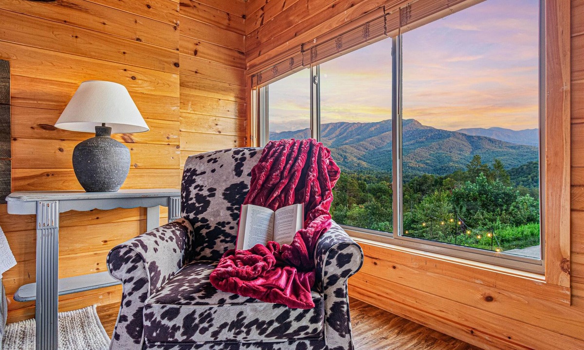 Pittman Center Ski Chalet | Unobstructed Smoky Mtn Views + Fire Pit + Hot Tub