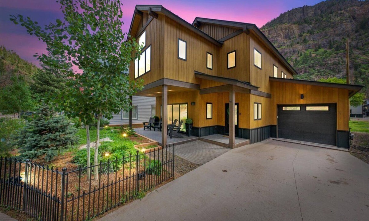 Ouray House | Upscale home in Ouray near River Trail with Air Conditioning - FIBER + KING BEDS