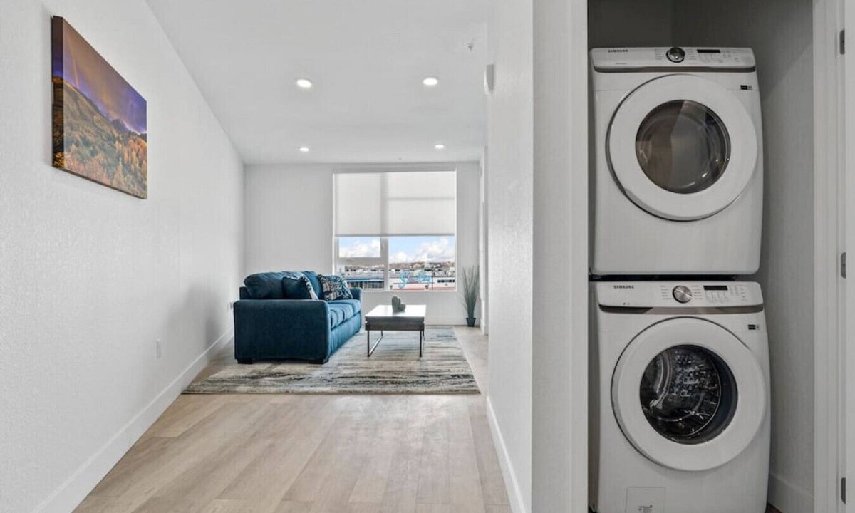 Aurora Apartment | Urban 1BR in East Denver