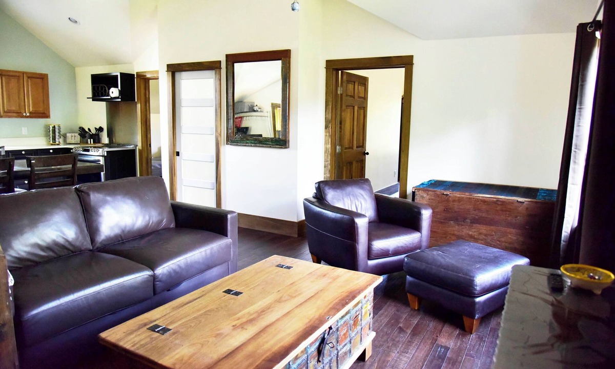 Highland Cottage | Urban Oasis Guesthouse: with Hot Tub & Firepit, Highlands, sleeps 8