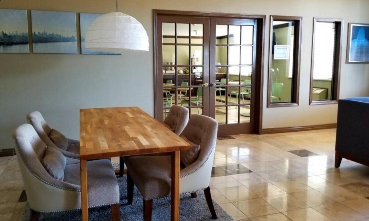 Castle Rock House | Vacation is Calling! Free Parking, Free Breakfast, Near Red Hawk Golf Course