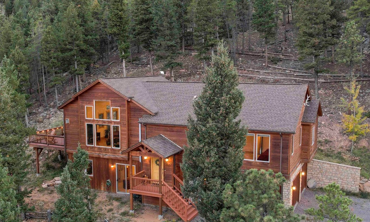 Evergreen Cabin | VIEWS! Luxury Cabin. HotTub. Near Red Rocks, Parks & Trails. Sleeps 8