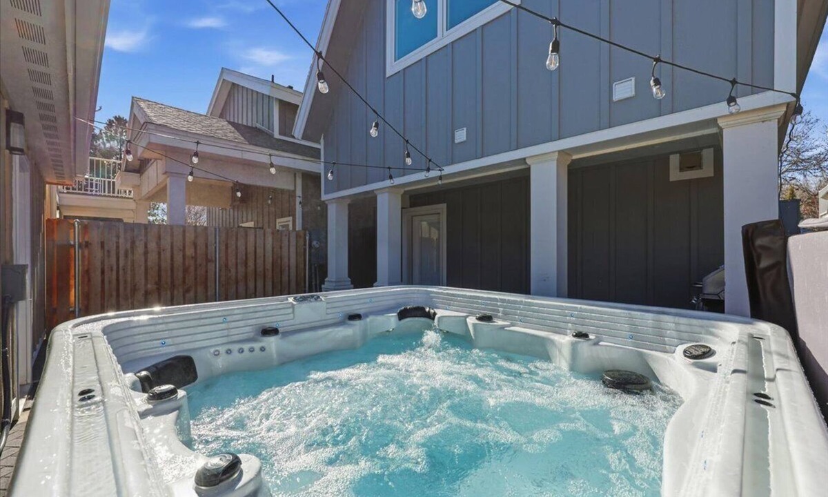 Southeast Boise House | *Walk To BSU*HotTub*Parking*300Mbps*Smart TV*W/D*A/C