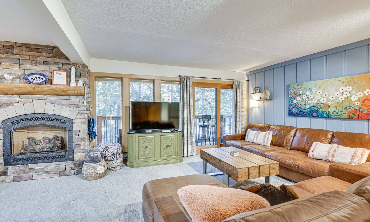 Peak 9 Condo | Walk to Lifts! 'SnowDogs' Breck Condo w/Fireplace