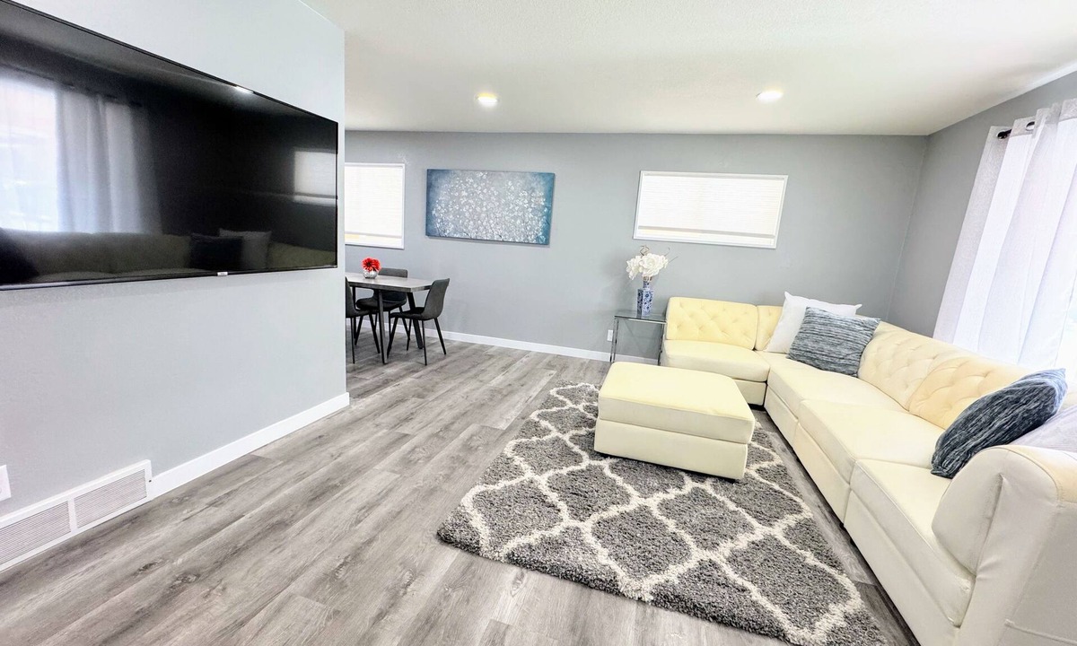 Jewell Heights - Hoffman Heights House | Walk to Starbucks, Anschutz, Dining; 5 King Bedrooms/5 Full Bathrooms