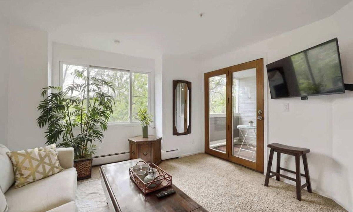 Whittier House | Walkable Bliss: Your Cozy Pearl Street Retreat