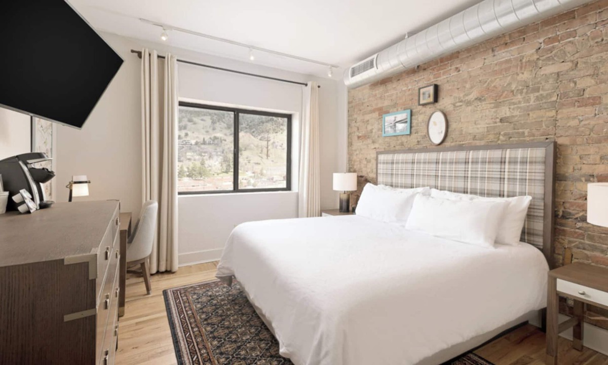 Glenwood Springs Hotel | Walkable Downtown Stay Close to Dining, Arts and Nightlife