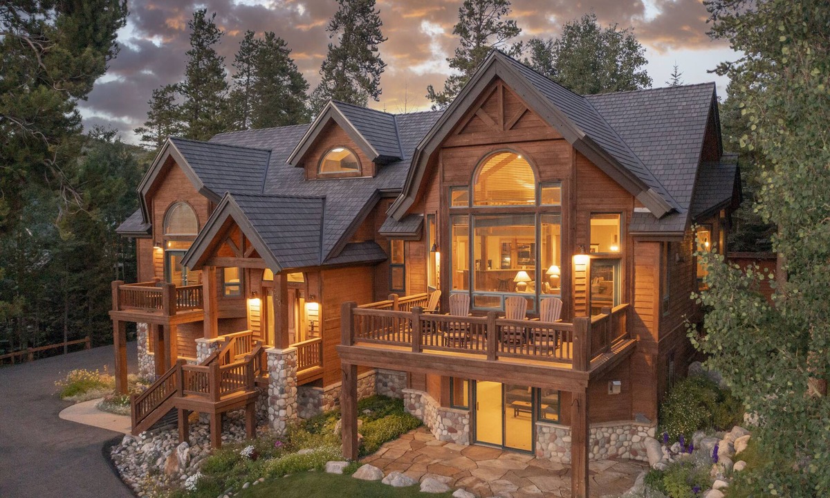 Historic District House | Walking distance to downtown Breck, Stunning ski resort panorama, hot tub, foosball, arcade machine!