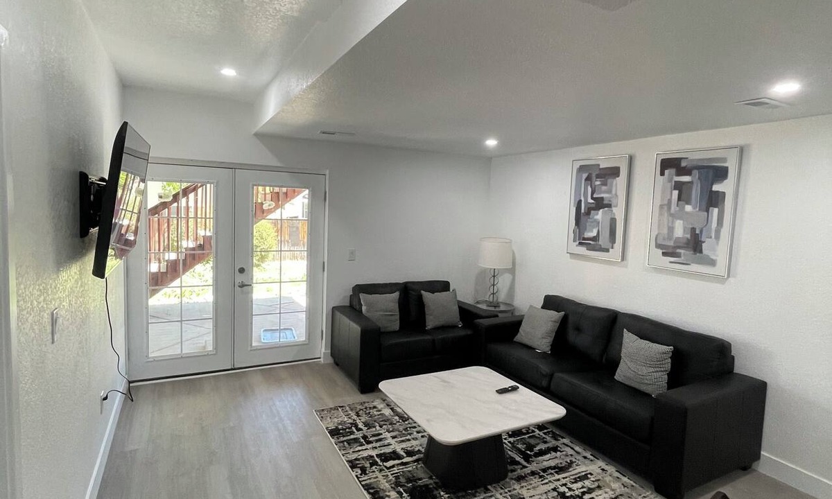 Green Valley Ranch House | Walkout Basement ,Private Entrance,Sleeps 6 ,Near DIA & Golf Club, Free Parking.