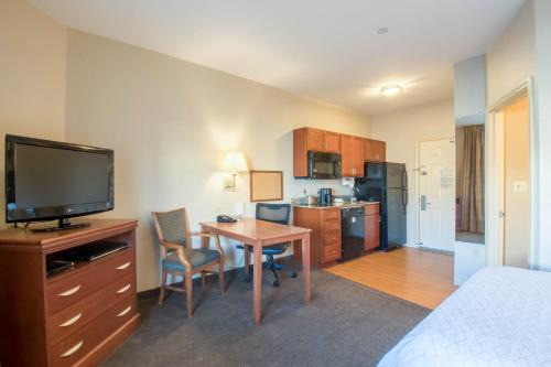 Parachute Hotel | Western Slope Suites Parachute