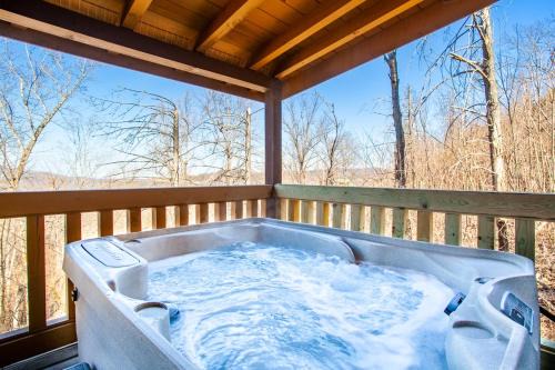 Almont House | Whisk-A-Way - Hot Tub, Pool Table & Jacuzzi!