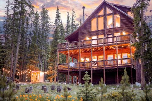 Valley of the Sun House | Whispering Pine Chalet - HotTub, Sauna, StargazingNet