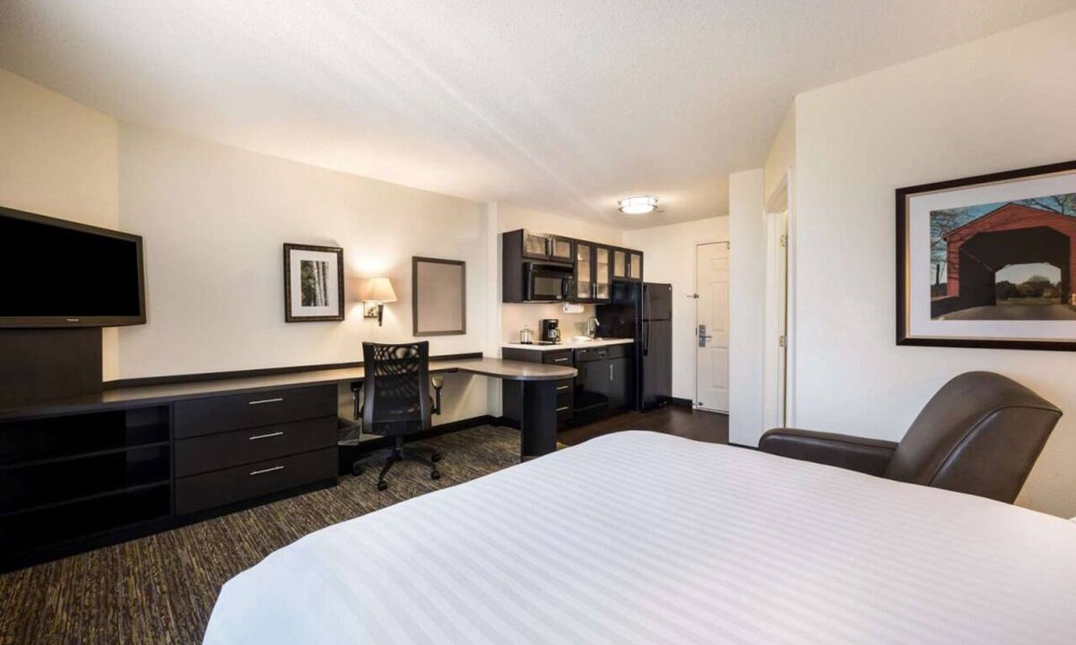 Golden Hotel | Your Home Away From Home! Pet-Friendly Stay with Kitchenette!