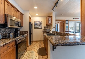 Beautiful Mountain Views, Next to Keystone Lake, Steps to Shops and Dining