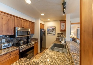 Beautiful Mountain Views, Next to Keystone Lake, Steps to Shops and Dining