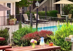 Convenient Countryside Stay, 2 Awesome Units, Pool, Free Parking, Pet-Friendly in Eagan