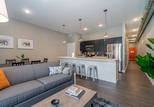 Kasa | Inviting 2BD + Walk to Dining | Des Moines in Des Moines