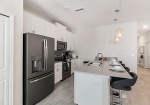 Pet-Friendly 5BR Retreat: Private Pool, Sleeps 11 - 8931 in Davenport