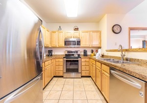 Roomy Condo w/Mountain Views & Great Location, Short Walk to Shops & Dining!
