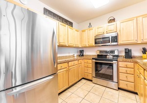Roomy Condo w/Mountain Views & Great Location, Short Walk to Shops & Dining!