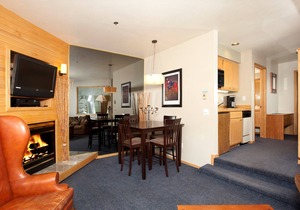 Scenic 1 Bedroom Condo for 4
