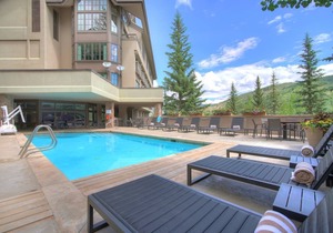 Ski-In 3 Bedroom Condo with Jacuzzi Tub & Balcony