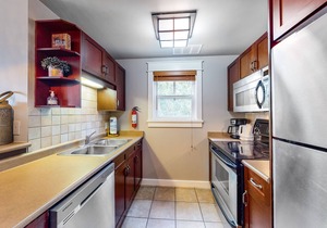 Spacious End Unit Condo w/Board Games, Free WiFi, Patio - near Downtown in The Blue Mountains