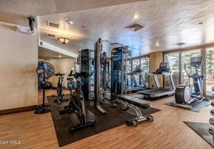 Strawberry Park Ski-in Ski-Out Condo Close to Chairlift