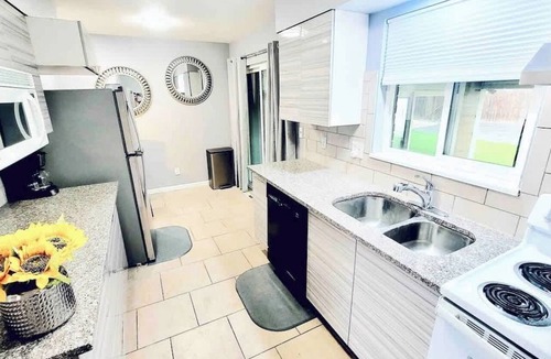 Dupont House | *$0 Fees-4Kings/4bath-2kitchens-2livingrms-Garage