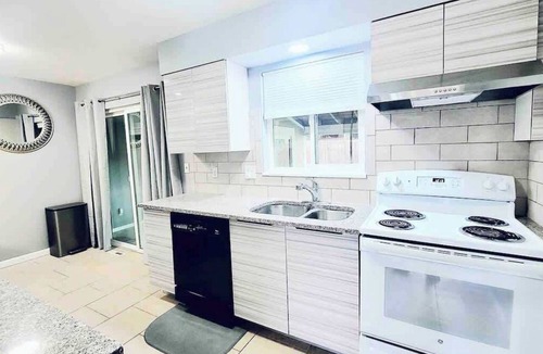 Dupont House | *$0 Fees-4Kings/4bath-2kitchens-2livingrms-Garage