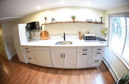 Golden House | 1,500 ft² walkout, 5 mins to Golden & Mines, patio w/bbq, historic neighborhood
