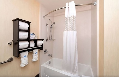 Glenwood Springs Hotel | 1 Unit | Near Downtown, Indoor Pool, Fitness, Parking and Free Breakfast