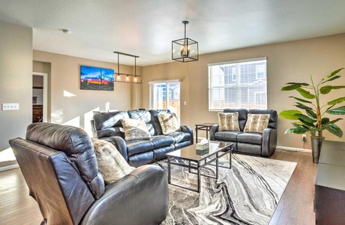 Aurora House | 10 Mi to DIA: Spacious Aurora House w/Yard!