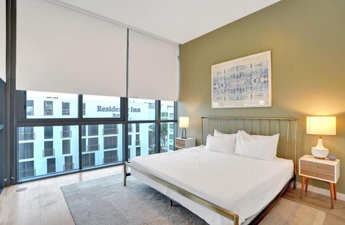 West Avenue House | 17WEST 1BR Apartment with Balcony 504