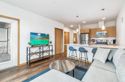Downtown Apartment | 1BR 1BA+Den with AC| Redmond| Fit for Long Stays-4